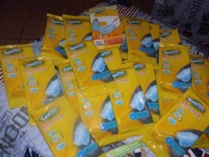 Swiffer Duster confezioni con piume puliscono efficacemente polvere e allergeni, ideali per la pulizia della casa, facile da usare e maneggevole, perfetti per mantenere ambienti puliti e igienici.