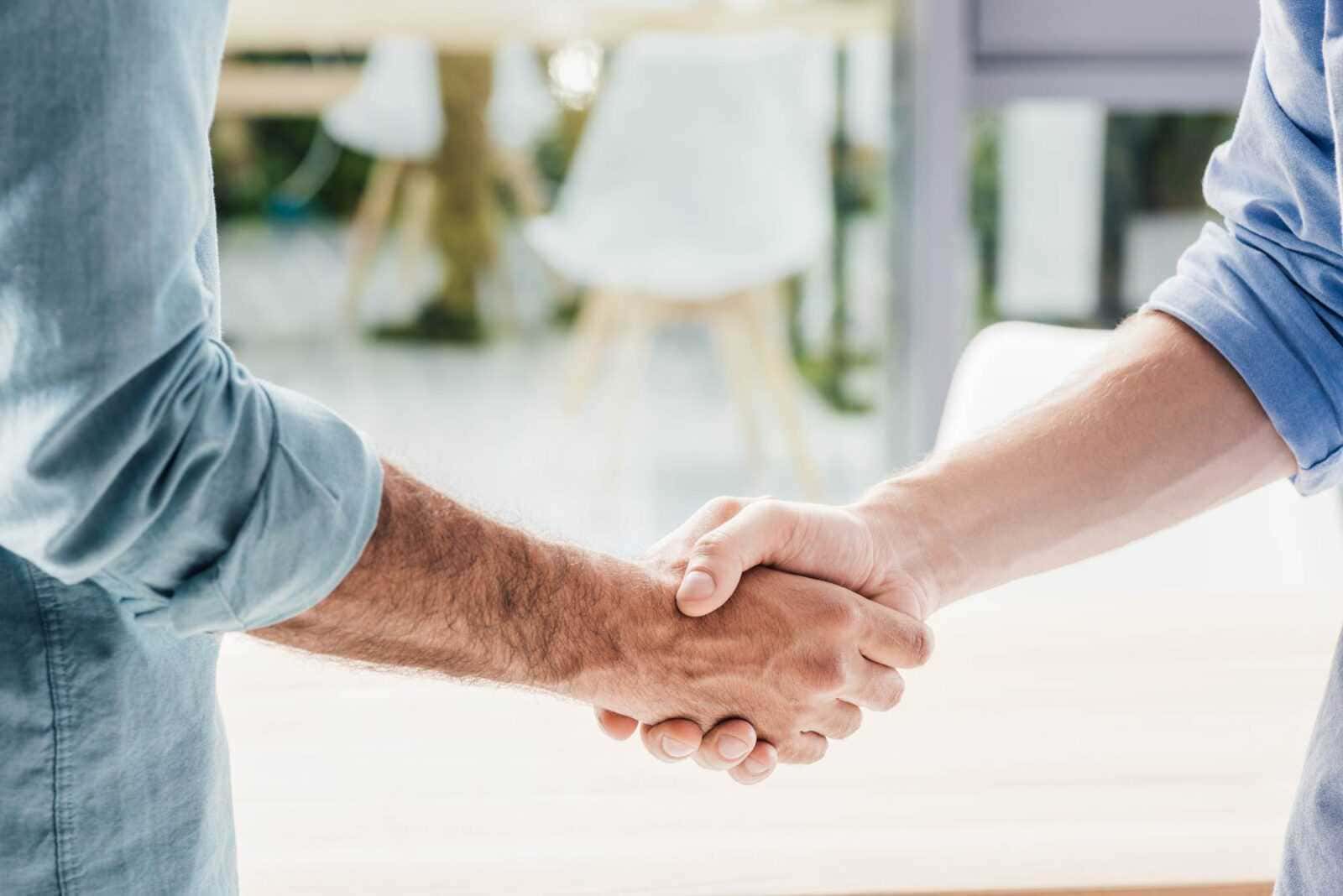 Misteriose origini della stretta di mano e stili
