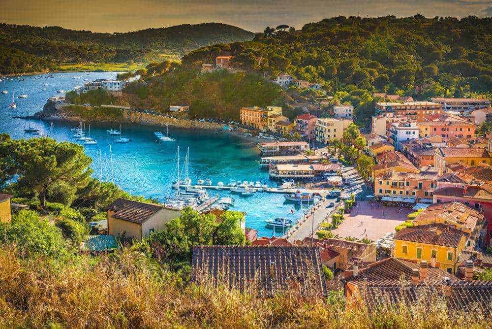 Isola d'Elba vacanze sulla spiaggia e cielo azzurro