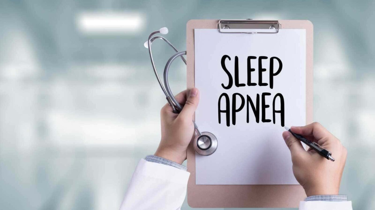 Sonno disturbato e apnea notturna, immagine di un medico che scrive "Sleep Apnea" su un tablet con uno stetoscopio appoggiato.