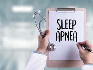 Sonno disturbato e apnea notturna, immagine di un medico che scrive "Sleep Apnea" su un tablet con uno stetoscopio appoggiato.