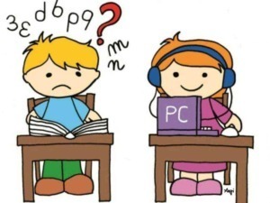 Cos'è la tecnologia: Immagine di due bambini che studiando e giocando con PC e libri, rappresentando l'apprendimento e l'uso della tecnologia in modo divertente e educativo.