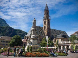 Cosa vedere a Bolzano: panorama della città e delle montagne