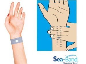 Fermagli per acupressione Sea-Band sul polso per nausea e malesseri legati alla gravidanza, viaggio o chemioterapia. Dispositivo naturale per alleviare disturbi senza farmaci.