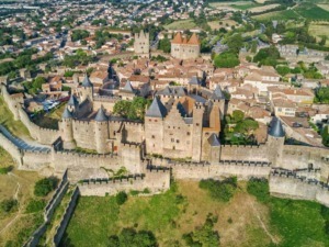 Castello medievale e centro storico di una città France, viste aeree con mura antiche e torri, paesaggi rurali e ingegneria storica, destinazioni turistiche culturali e itinerari di viaggio.