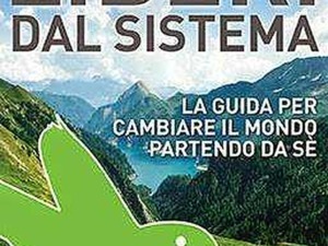 Liberi dal sistema: guida per cambiare il mondo partendo da sé, con immagine di un'area naturale montana e un’icona di colibrì verde, simbolo di libertà e trasformazione.