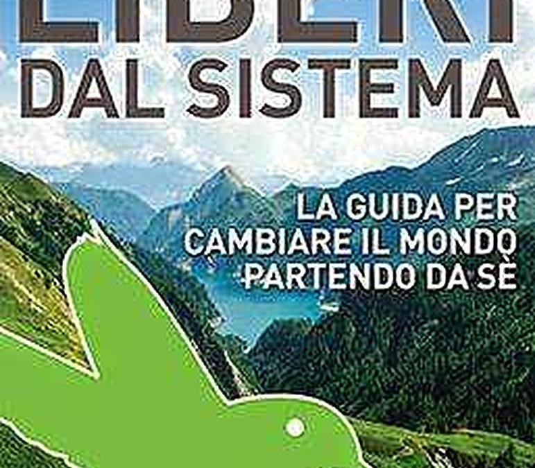 Liberi dal sistema: guida per cambiare il mondo partendo da sé, con immagine di un'area naturale montana e un’icona di colibrì verde, simbolo di libertà e trasformazione.
