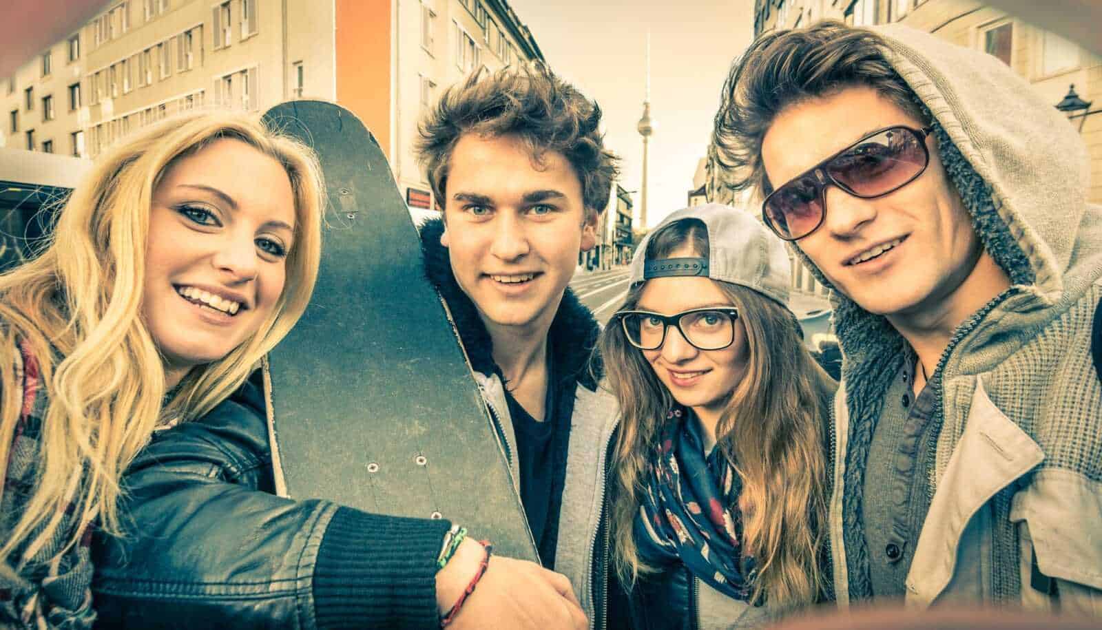 Moda invernale con lo stile skater trendy e comodo