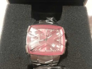 Orologio da polso con quadrante rosso e cinturino in metallo in elegante confezione regalo.