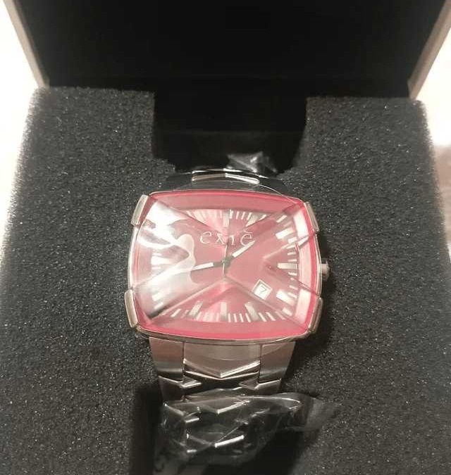 Orologio da polso con quadrante rosso e cinturino in metallo in elegante confezione regalo.