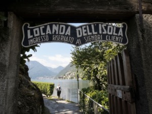 L’ingresso riservato ai clienti alla Località dell’Isola, con vista sul lago e le montagne, in un ambiente naturale e tranquillo.