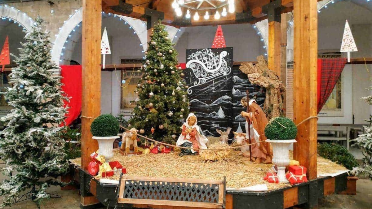 Splendida scena natalizia con presepe e decorazioni di Natale, alberi decorati e luci festive, ideale per creare un'atmosfera magica durante le festività.