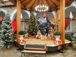 Splendida scena natalizia con presepe e decorazioni di Natale, alberi decorati e luci festive, ideale per creare un'atmosfera magica durante le festività.