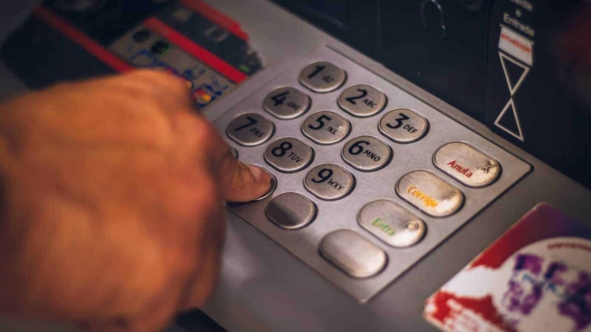 PULSANTE ATM BANCOMAT, PAGAMENTO CLIENTE, MACCHINA BANCOMAT, DETTAGLIO TRANSAZIONE, STRUMENTI DI PAGAMENTO FINANZIARIO, Concentrazione sulla tastiera del bancomat.