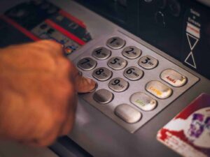 PULSANTE ATM BANCOMAT, PAGAMENTO CLIENTE, MACCHINA BANCOMAT, DETTAGLIO TRANSAZIONE, STRUMENTI DI PAGAMENTO FINANZIARIO, Concentrazione sulla tastiera del bancomat.
