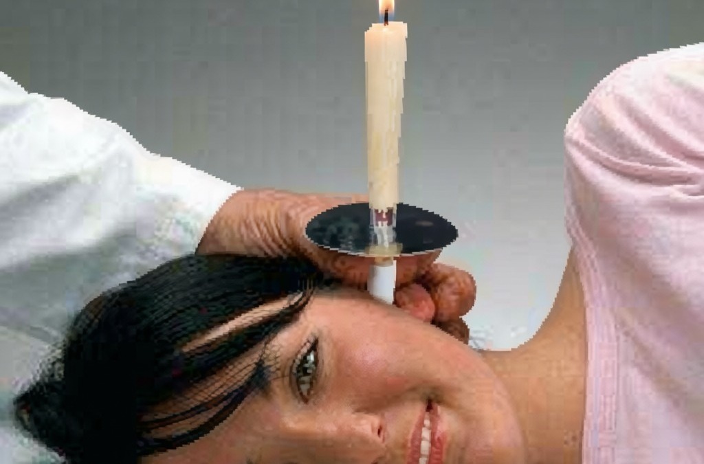Candela accesa posizionata sulla testa di una donna, probabilmente per uno scherzo o un experimento insolito, in un contesto di ambiente domestico o fotografico.
