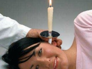 Candela accesa posizionata sulla testa di una donna, probabilmente per uno scherzo o un experimento insolito, in un contesto di ambiente domestico o fotografico.