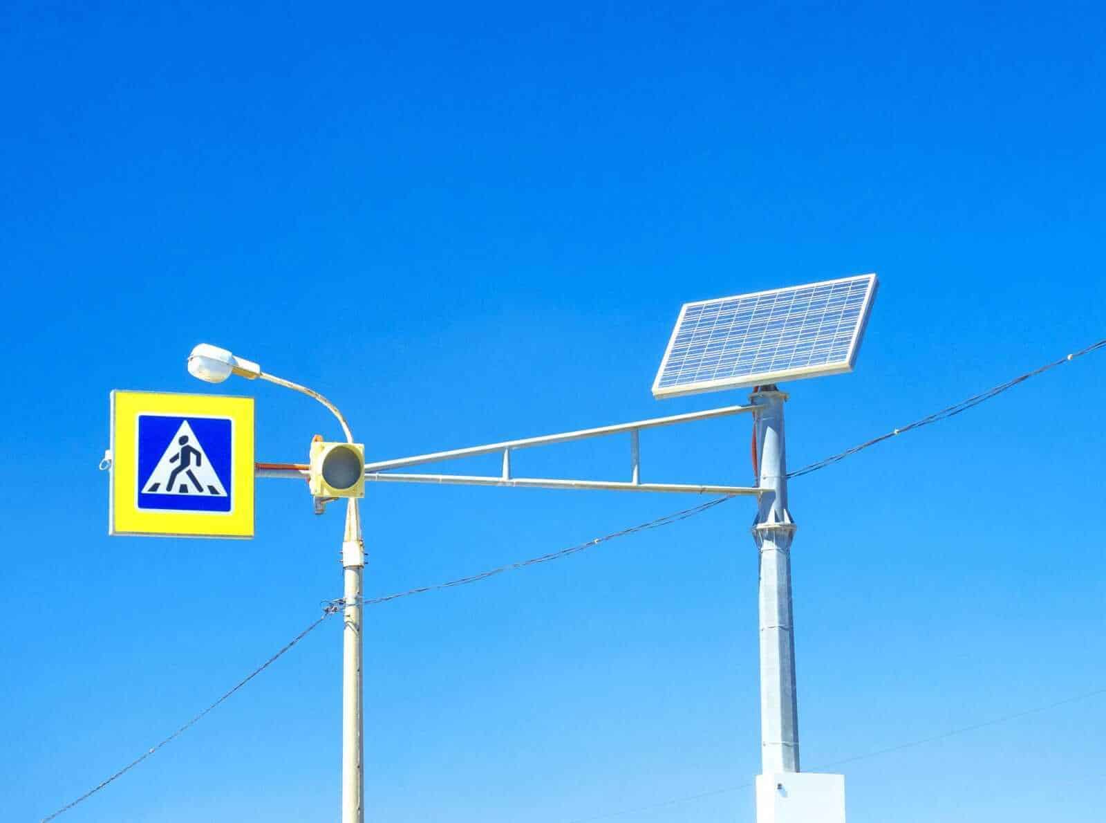 Il semaforo a energia solare autonomo a led funziona?