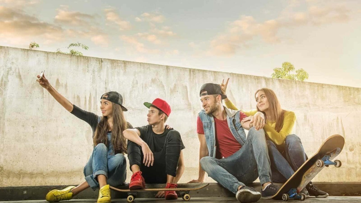 Amici giovani skateboard, selfie, moda streetwear, ritratto urban, divertimento tra amici, tempo libero, stile casual, attività all'aperto, cultura giovanile, bel tempo.
