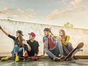Amici giovani skateboard, selfie, moda streetwear, ritratto urban, divertimento tra amici, tempo libero, stile casual, attività all'aperto, cultura giovanile, bel tempo.