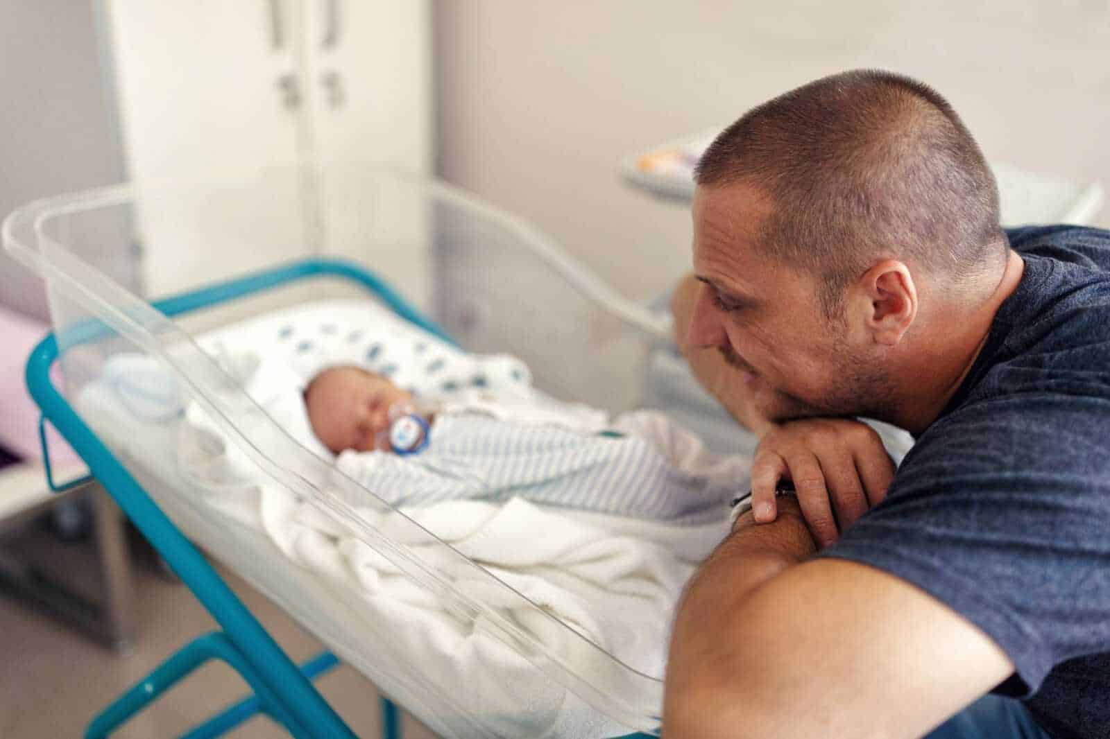 Padre e figlio in un momento tenero, simbolo del legame affettivo legato al carattere e all'ora di nascita
