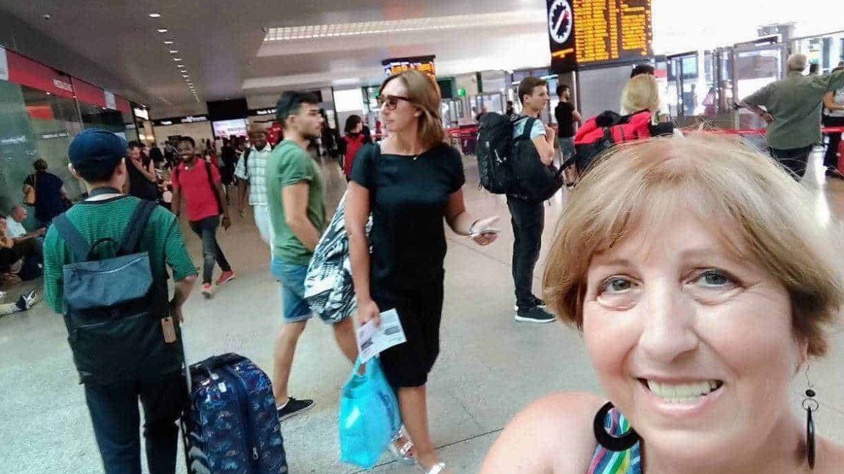 Passeggeri allettati all'aeroporto con valigie e biglietti, attesa del volo, destinazioni di viaggio, arrivo e partenza, salute e vacanze.