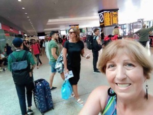 Passeggeri allettati all'aeroporto con valigie e biglietti, attesa del volo, destinazioni di viaggio, arrivo e partenza, salute e vacanze.