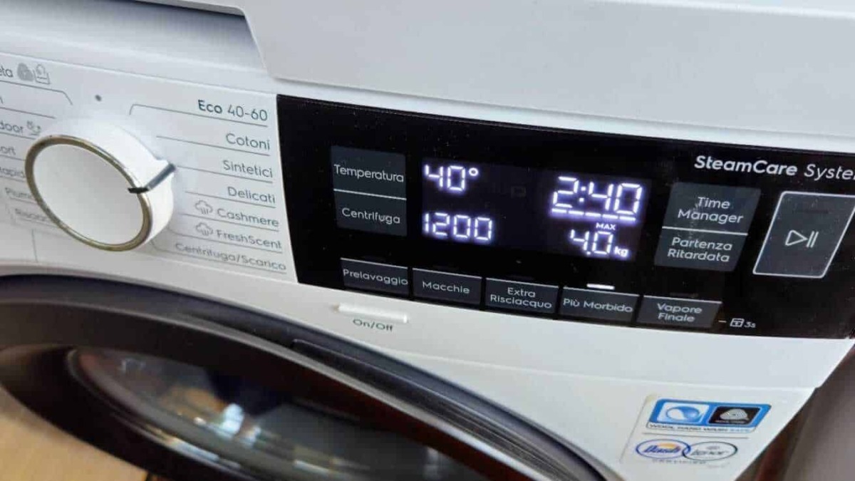 Lavatrice moderna con pannello digitale e programmi di lavaggio, esposizione delle impostazioni di temperatura e tempo, ideale per cura e lavaggio efficiente dei tessuti.