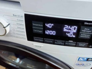 Lavatrice moderna con pannello digitale e programmi di lavaggio, esposizione delle impostazioni di temperatura e tempo, ideale per cura e lavaggio efficiente dei tessuti.