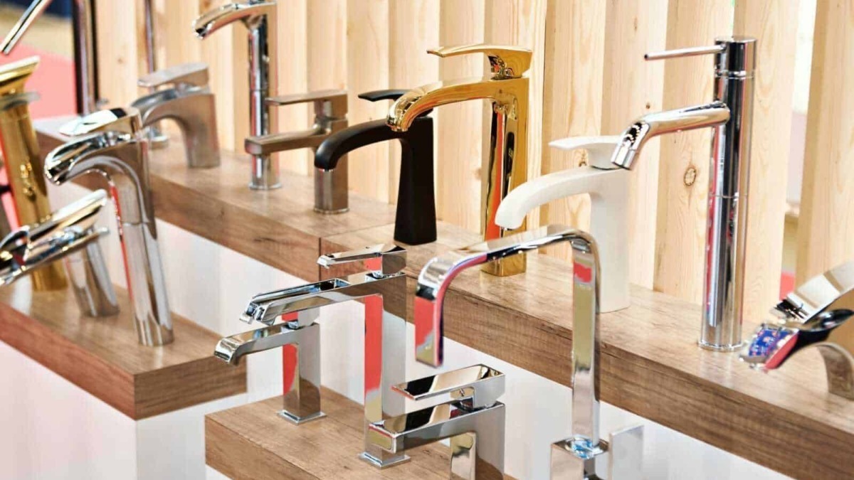 Rubinetti moderni e di design esposti in mostra, vari stili e finiture per la cucina e il bagno, ideale per chi cerca apparecchiature di alta qualità e stile distintivo.