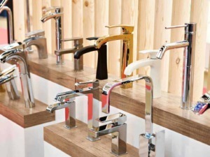 Rubinetti moderni e di design esposti in mostra, vari stili e finiture per la cucina e il bagno, ideale per chi cerca apparecchiature di alta qualità e stile distintivo.