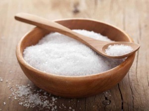 Sale da cucina, sale grosso in ciotola di legno con cucchiaio di legno, prodotto alimentare naturale, condimento per cucinare, ingrediente per ricette, immagini di cucina e gastronomia.