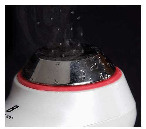 L'immagine mostra un vaporizzatore o umidificatore con goccioline d'acqua sulla superficie, utilizzato per la diffusione di vapore in ambienti domestici o terapeutici.