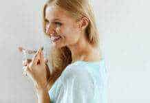 Sorriso di donna che mangia yogurt, stile di vita sano e benessere.