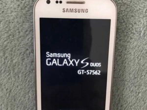 Samsung Galaxy S Duos GT-S7562 smartphone, display on with logo, mobile device, tecnologia mobile, innovazione smartphone.