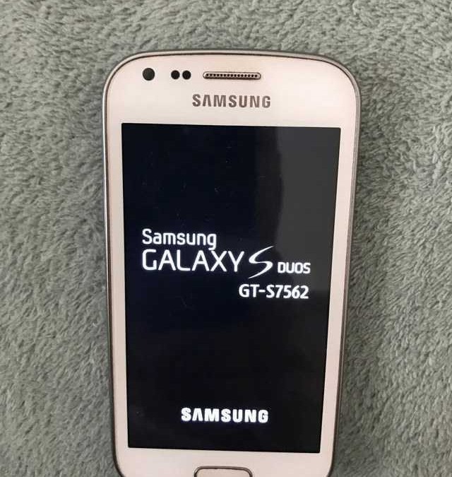 Samsung Galaxy S Duos GT-S7562 smartphone, display on with logo, mobile device, tecnologia mobile, innovazione smartphone.