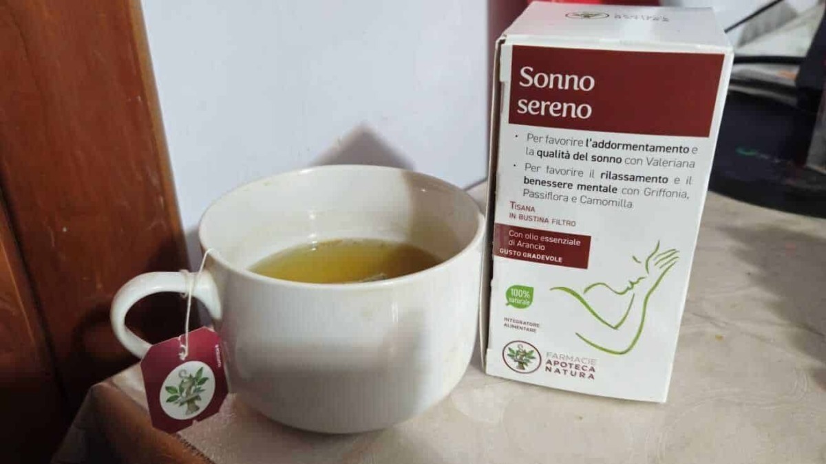Tisana sonno sereno con olio essenziale di arancio, ideale per rilassarsi e favorire il riposo notturno, in confezione da 20 bustine.
