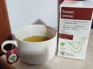 Tisana sonno sereno con olio essenziale di arancio, ideale per rilassarsi e favorire il riposo notturno, in confezione da 20 bustine.