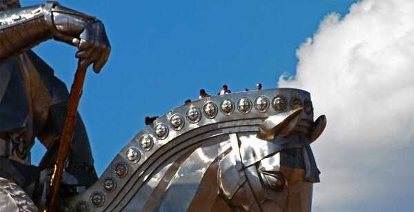 13 Statue con accesso interno nel mondo