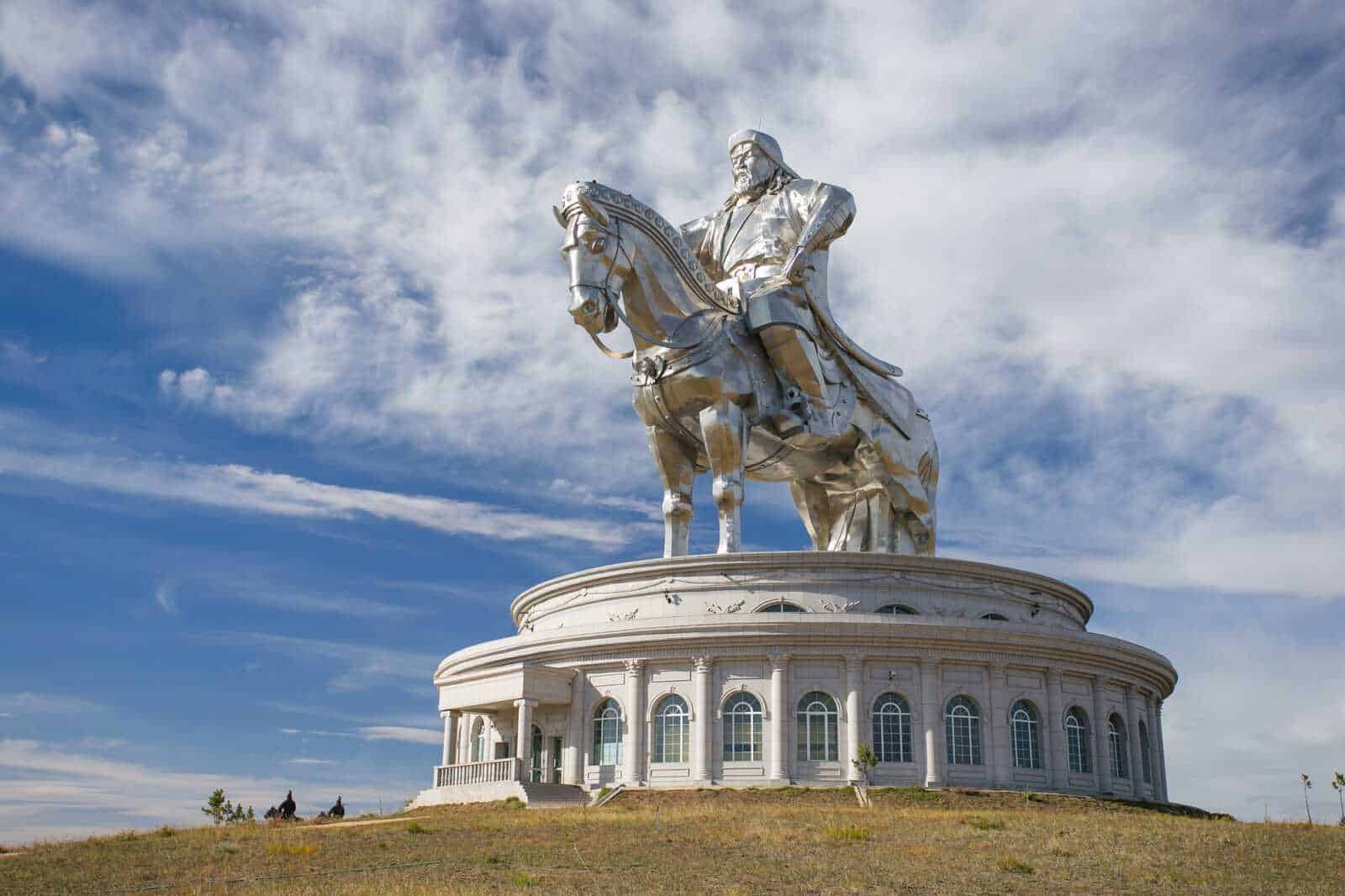13 Statue con accesso interno nel mondo