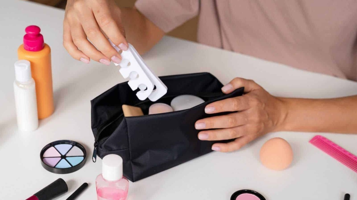 Kit per trucchi e makeup con prodotti cosmetici e strumenti di bellezza per imparare a truccarsi correttamente.