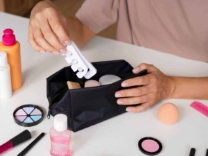 Kit per trucchi e makeup con prodotti cosmetici e strumenti di bellezza per imparare a truccarsi correttamente.