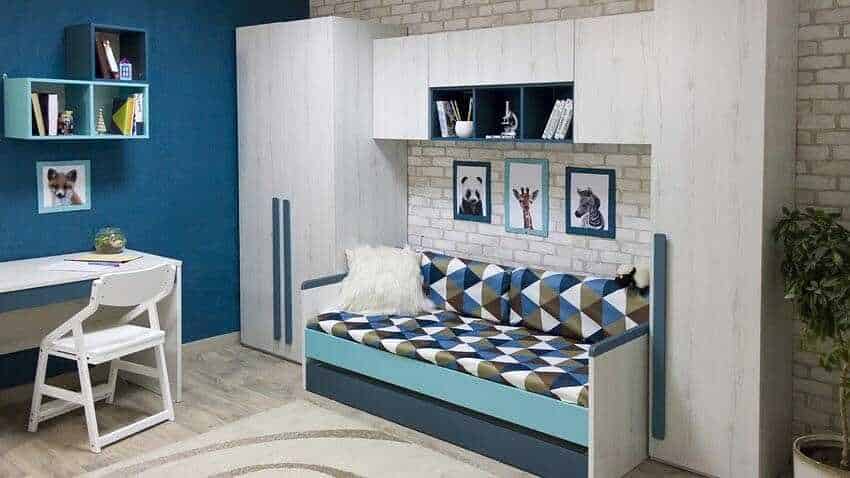 Colorato divano letto con geometrico motivo a triangoli in casa moderna, pareti blu e bianca, decorazioni per bambini e spazio di studio, ideale per camerette di bambini e spazi living.