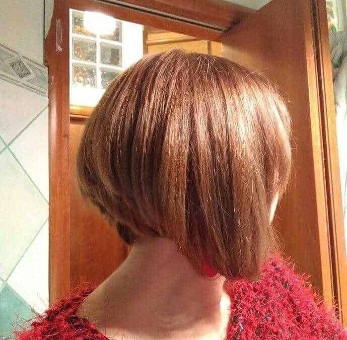 Caschetto bob castano a metà, acconciatura moderna e elegante, ideale per look quotidiano e occasioni speciali, capelli lisci e lucenti.