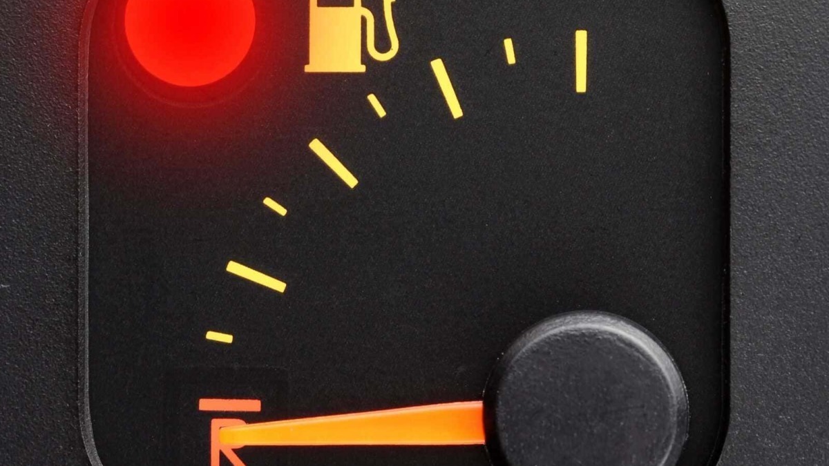 Serbatoio carburante con indicatore rottura, luce di avviso rossa e livello del carburante vicino alla riserva. Strumento essenziale per monitorare il livello di combustibile nel veicolo.