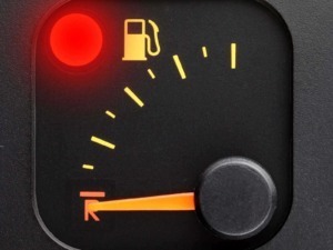 Serbatoio carburante con indicatore rottura, luce di avviso rossa e livello del carburante vicino alla riserva. Strumento essenziale per monitorare il livello di combustibile nel veicolo.