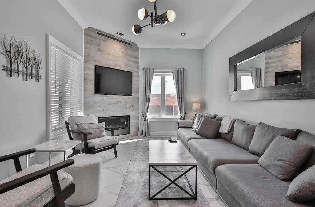 Pannelli decorativi utilizzati per valorizzare una parete del soggiorno