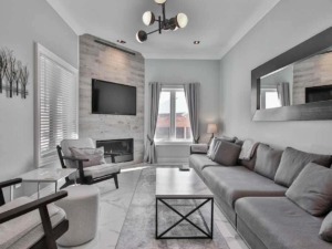 Pannelli decorativi utilizzati per valorizzare una parete del soggiorno