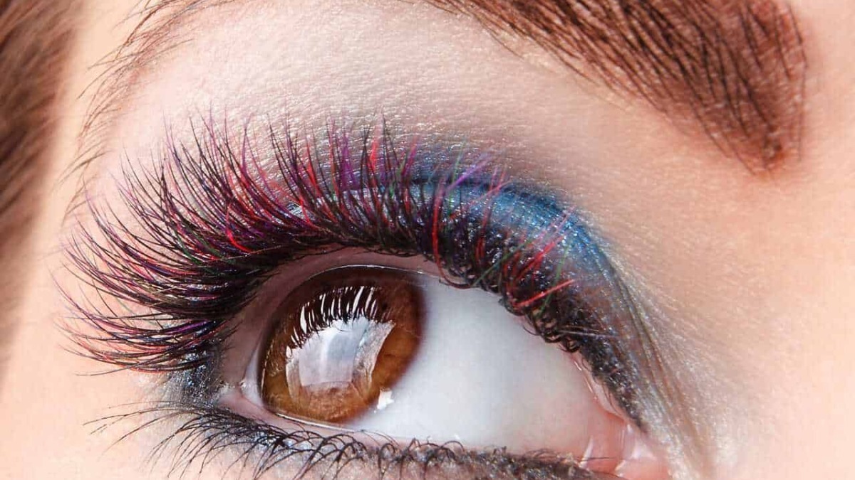 Luminose sopracciglia e trucco occhi colorati con ciglia lunghe e voluminose, dettagli di bellezza 2023.