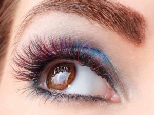 Luminose sopracciglia e trucco occhi colorati con ciglia lunghe e voluminose, dettagli di bellezza 2023.